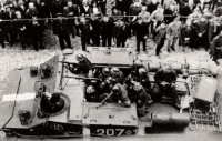 Obrněný transportér projíždí při srpnové okupaci v roce 1968 centrem Liberce