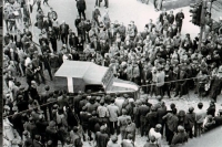 Vozidlo okupantů projíždí v centru Liberce mezi davem lidí, 21. srpna 1968 