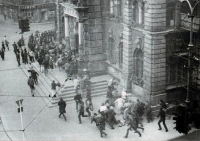 Lidé prchají před střelbou sovětských okupantů u liberecké radnice, 21. srpna 1968