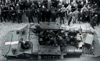 Obrněné vozidlo okupantů projíždí centrem Liberce, 21. srpna 1968