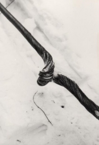 Snímek Václava Toužimského zachycuje poškozené lano z lanovky na Ještěd z doby před rokem 1989
