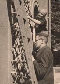 Rodiče Václava Toužimského při práci na domě, 50. léta 20. století