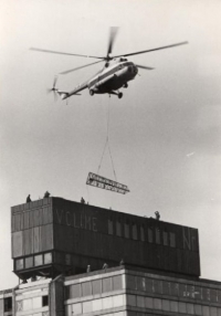 Vrtulník pomáhá při výstavbě nejvyšší budovy v Liberci