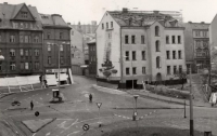 Dům na libereckém Šaldově náměstí, těsně před odstřelem v 70. letech 20. století. Byla na něm pohyblivá neonová reklama na zoo a botanickou zahradu, papoušek a viktorie královská