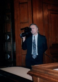 Václav Toužimský při videonatáčení v obřadní síni liberecké radnice, cca 2000
