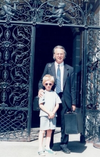 S vnukem před libereckou radnicí, 90. léta 20. století