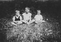 Fotografie z dětství. Zleva Josef Blažek, bratr Josef Boháč a Jiří Boháč