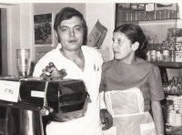 René Matoušek na začátku 70. let 20. století při práci v restauraci