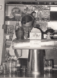 René Matoušek jako hostinský v první polovině 70. let 20. století