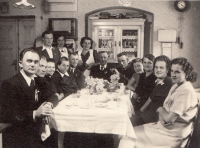 Svatba Řehákových roku 1949 v bytě Škarvanových v Neveklově (Jaroslava vpravo, manžel naproti, vedle Jaroslavy její sestra Marie)