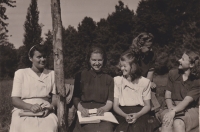 Sestry Eva a Irena Muchovy na prázdninách ve Štěkni, při výuce francouzštiny 