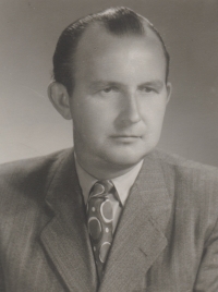 Obchodní příručí a rodinný přítel Muchových Jaroslav Nocar, byl v březnu 1951 StB zadržen a vězněn