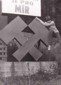 Tzv. štít socialismu u Zalužan, který Dana Reiterová využívá jako prolézačku; 1980