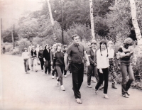 Na výletě na Kokořínsku se střední školou, Dana Reiterová vpravo vpředu si čte; 1981