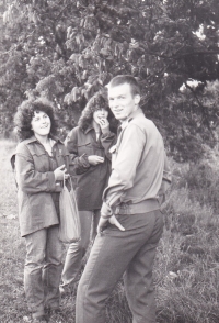 Dana Reiterová (uprostřed) s kamarády na třešních, 1984