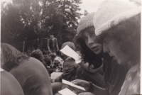 Dana Reiterová na koncertě (v puntíkaté čepici), 1984