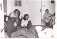 Setkání s přáteli v bytě v Praze, Dana Reiterová sedí uprostřed; 1985