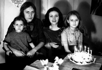 Rodina Pajerových při oslavě devátých narozenin Moniky, 1975