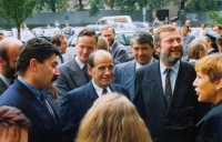 Anna Röschová s Otakarem Motejlem, Janem Kalvodou, Jiřím Novákem, Cyrilem Svobodou a dalšími u příležitosti slavnostního otevření zrekonstruované budovy Nejvyššího soudu v Brně