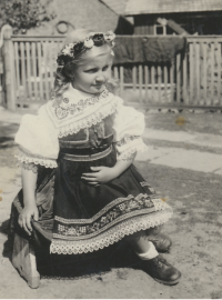 V lidovém kroji před domem