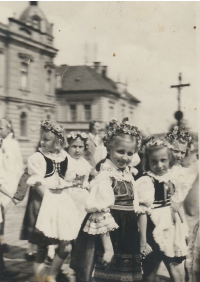 Malá Miloslava při průvodu v centru Říčan