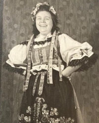 Pamětnice Libuše Kovářová v kroji