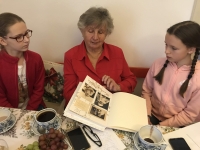 Pamětnice Miloslava Pangrácová při natáčení pro Paměť národa