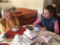 Paní Libuše Kovářová při natáčení pro Paměť národa, projekt Příběhy našich sousedů