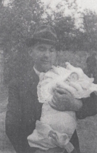 Jako dítě v náručí svého otce Josefa Doškáře