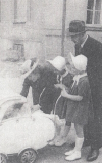 Rodina Josefa Doškáře sklánějící se nad jeho kočárkem: matka, otec a dvě sestry