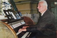 Hans Lau hrající na varhany v kostele