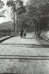 Maminka Evy (v kočárku) a Pavla na procházce v Tišnově, kde za války žili, 1940