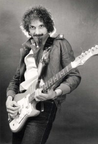 Propagační fotka z 80. let s kytarou