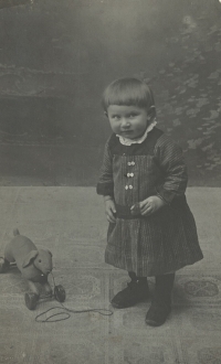 Maruška Rottová, maminka pamětnice, jako tříletá u fotografa, 1919