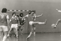 Zápas za Amforu na turnaji v hale Slavie (Václav Vašák s čelenkou se zvednutou nohou), 1984