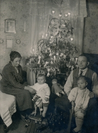 Věra s bratrem Miroslavem a rodiči, 1926