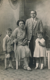 Věra s bratrem Miroslavem a rodiči, 1930