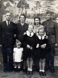 Rodina Malých a Andršů, maminka Lydie vpravo, 1944