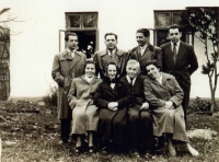Děti a rodiče Dostálovi, vpravo otec Vlastimil Dostál, Úsobrno 1953