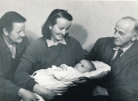 Věra Skrbková s rodiči a synem Janem, 1953