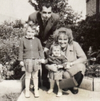 Rodina Dostálova, Vlastimila vlevo, 1963