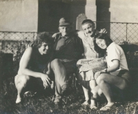 Jan Skrbek (vlevo) s prarodiči Špikovými a sestrou Evou, 1972