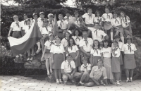 Českoslovenští a sovětští pionýři na Mezinárodním táboře Artěk, Alena Mašková první zprava ze stojících v první řadě, Gurzuf (Krym), 1987