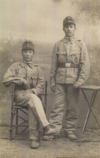 Otec pamětníka Jan Skřipka sloužil v první světové válce (stojící voják)