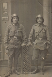 Tatínek pamětníka Jan Skřipka sloužil v první světové válce (na fotografii vlevo)