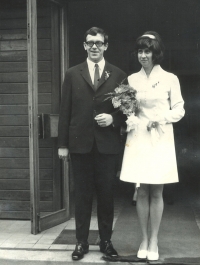 Svatební fotografie Evy a Arnošta (Archiho) Galleových, ONV Praha 7, 24. února 1972