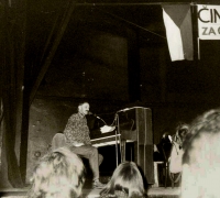 Listopad 1989, Václav Vašák hraje během sametové revoluce v Činoherním klubu svoje a Vysockého písničky