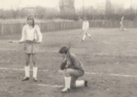 Trénink družstva pozemního hokeje před zápasem, Alena Mašková (stojící v popředí), České Budějovice, 1971