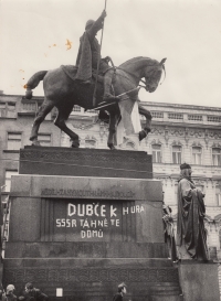 Demonstrace proti invazi vojsk Varšavské smlouvy, Praha, 21. srpna 1968, autor fotografie neznámý
