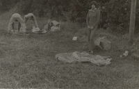 Eva s kamarády a Archim na výletě do Polska, stanování a lodě, 1969